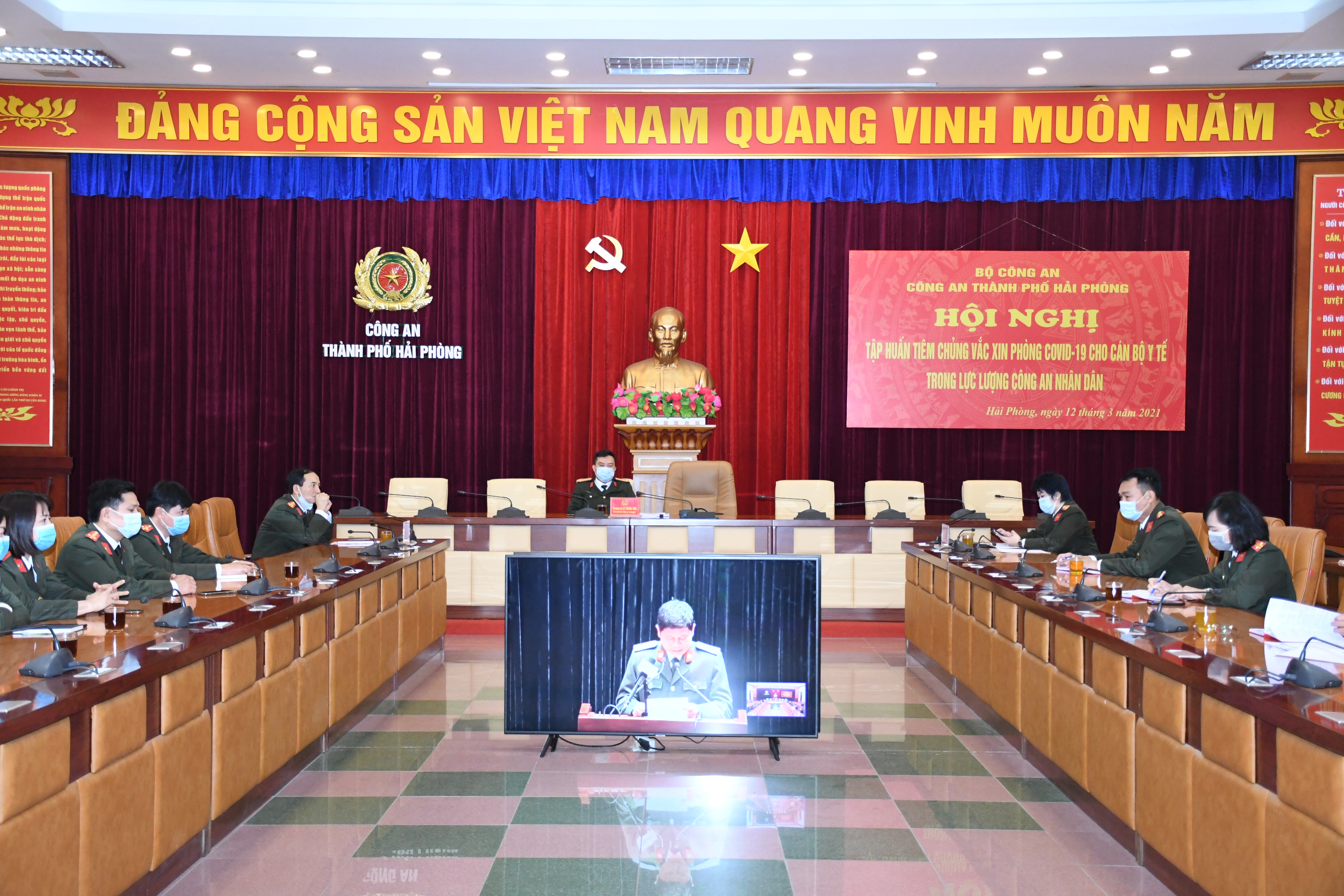 Chuẩn bị tốt các điều kiện để triển khai tiêm chủng vắc xin phòng Covid-19 trong lực lượng Công an nhân dân